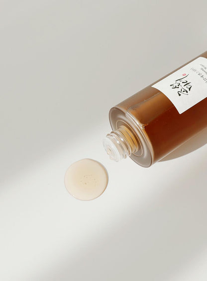 Application de Ginseng Essence Water — quelques gouttes tapotées ou layering en 2–3 couches sur le visage