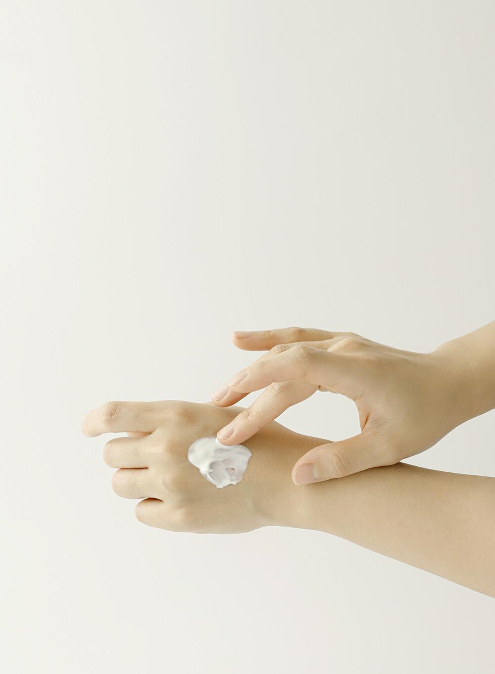 Texture crème solaire légère sans effet blanc