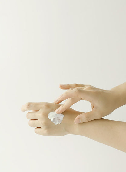 Texture crème solaire légère sans effet blanc