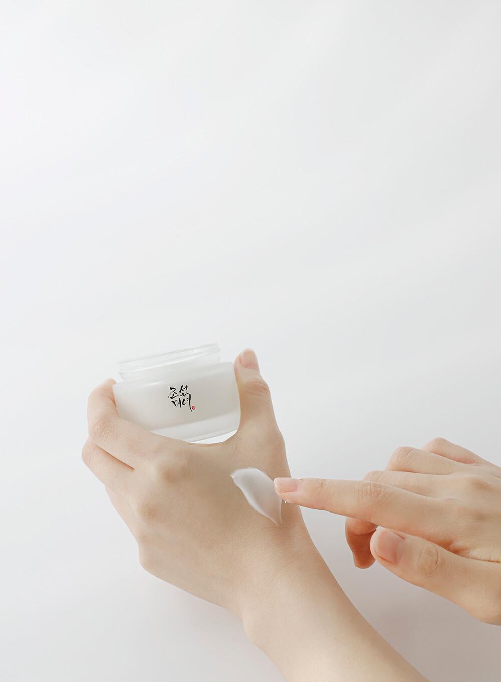 Résultat après application de la Beauty of Joseon Dynasty Cream, peau éclatante et hydratée